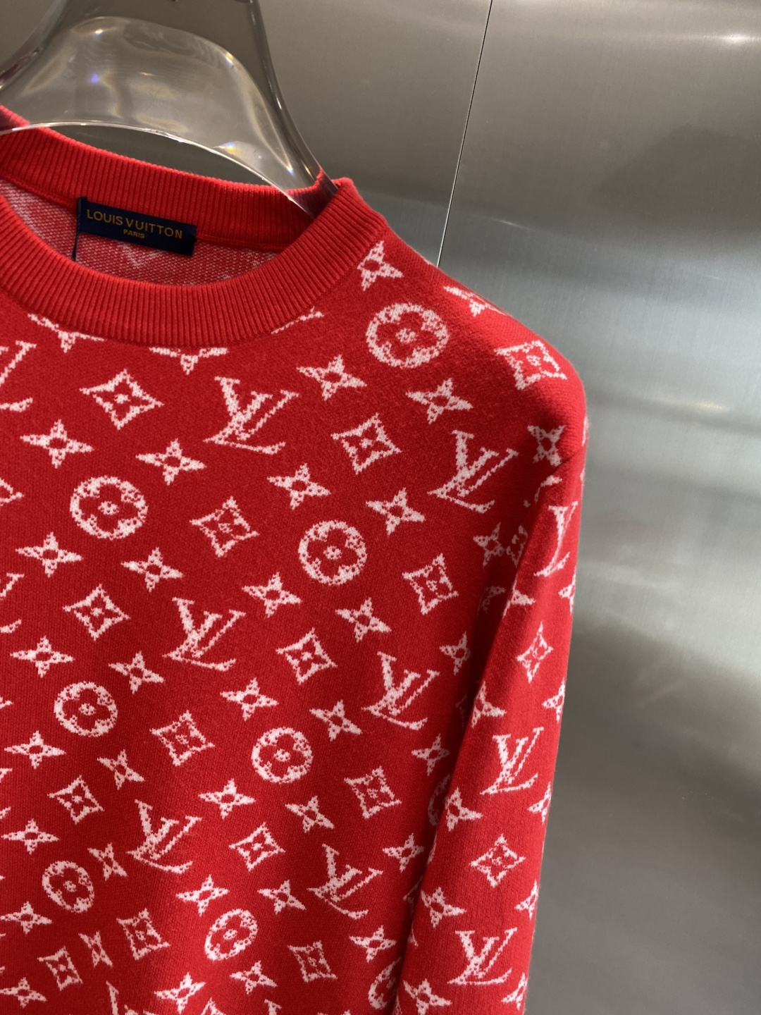 《𝙉𝙚𝙬🤍🖤驴家》秋冬经典男士针织长袖圆领套头毛衣 这款针织衫向经典图案致敬。采用棉质平纹针织面料精心制