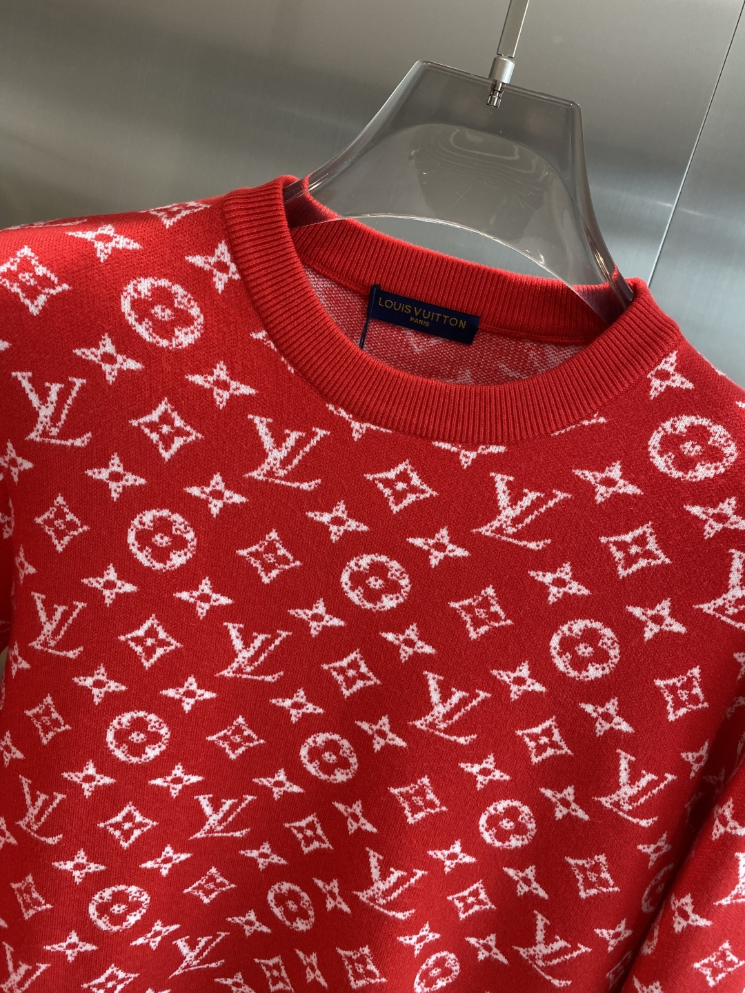 《𝙉𝙚𝙬🤍🖤驴家》秋冬经典男士针织长袖圆领套头毛衣 这款针织衫向经典图案致敬。采用棉质平纹针织面料精心制