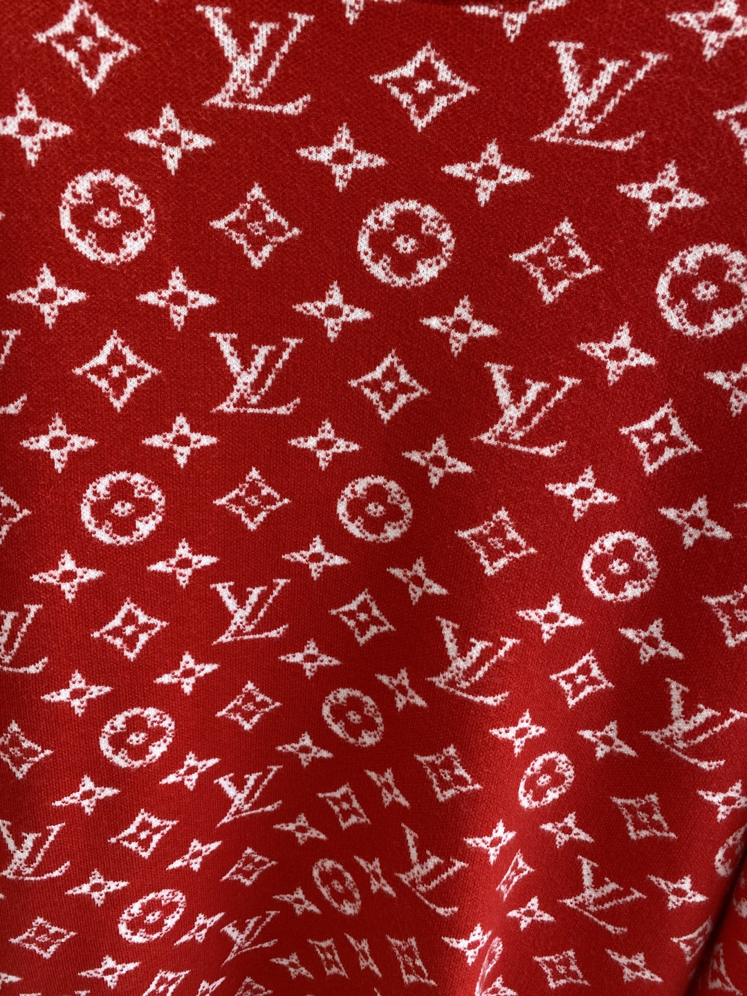 《𝙉𝙚𝙬🤍🖤驴家》秋冬经典男士针织长袖圆领套头毛衣 这款针织衫向经典图案致敬。采用棉质平纹针织面料精心制