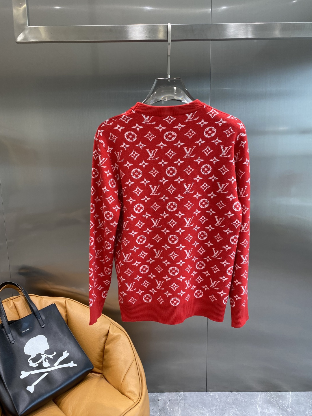 《𝙉𝙚𝙬🤍🖤驴家》秋冬经典男士针织长袖圆领套头毛衣 这款针织衫向经典图案致敬。采用棉质平纹针织面料精心制