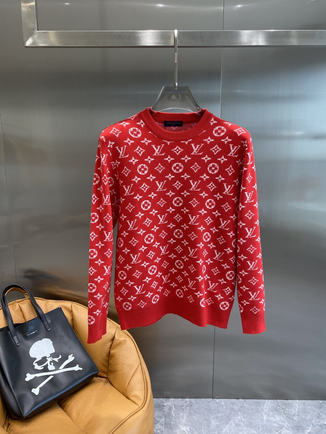 《𝙉𝙚𝙬🤍🖤驴家》秋冬经典男士针织长袖圆领套头毛衣 这款针织衫向经典图案致敬。采用棉质平纹针织面料精心制