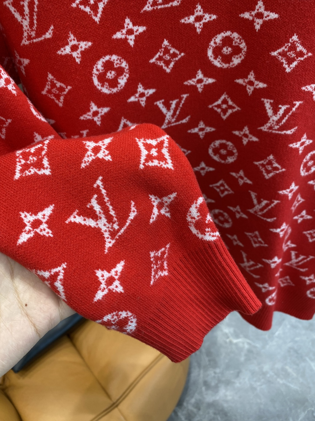 《𝙉𝙚𝙬🤍🖤驴家》秋冬经典男士针织长袖圆领套头毛衣 这款针织衫向经典图案致敬。采用棉质平纹针织面料精心制