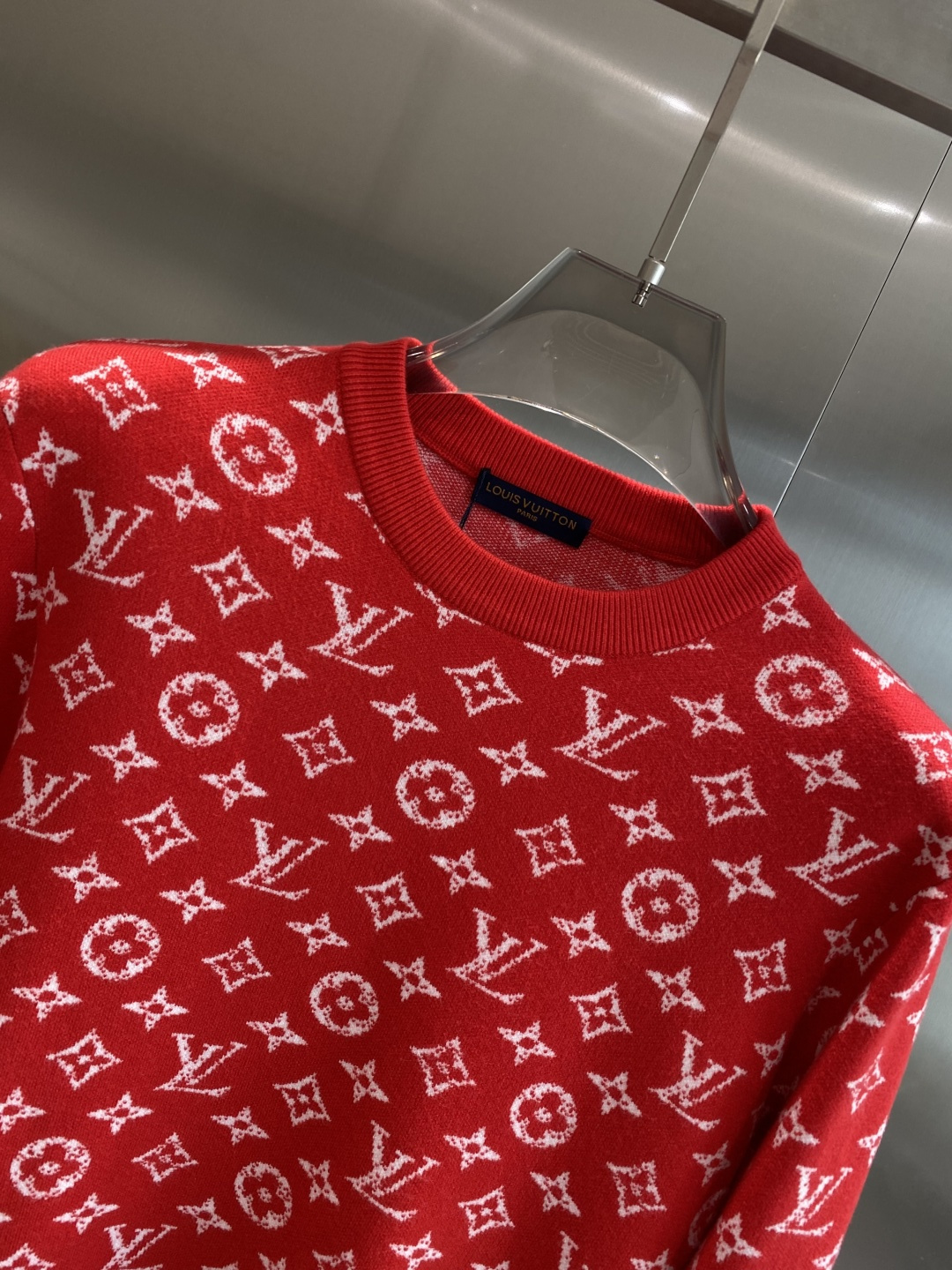 《𝙉𝙚𝙬🤍🖤驴家》秋冬经典男士针织长袖圆领套头毛衣 这款针织衫向经典图案致敬。采用棉质平纹针织面料精心制