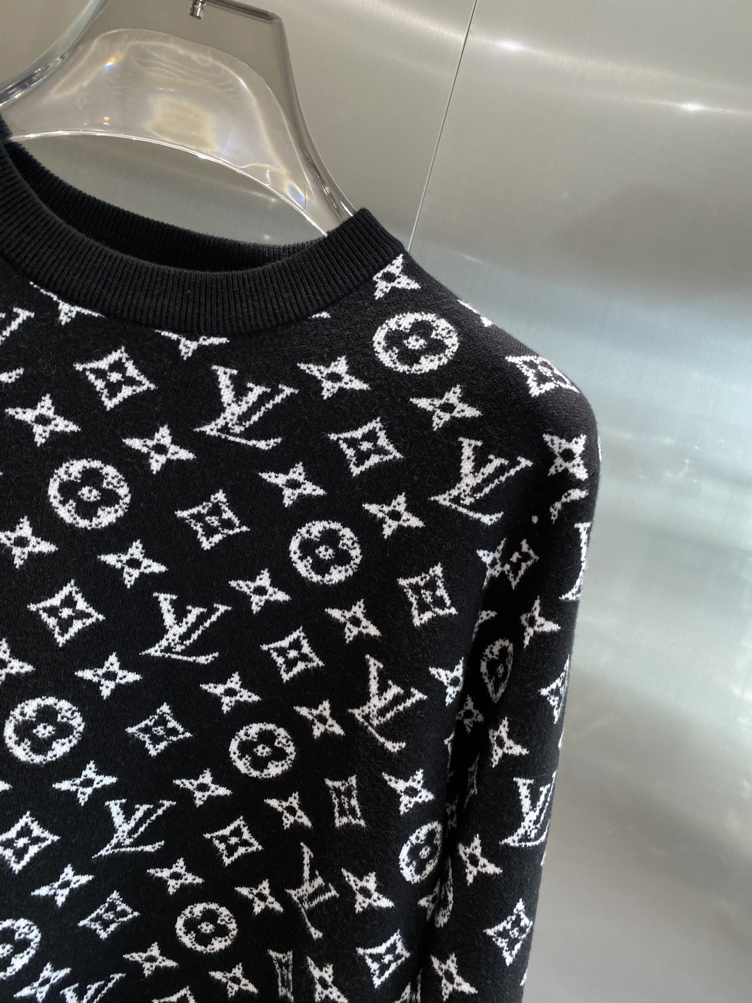 《𝙉𝙚𝙬🤍🖤驴家》秋冬经典男士针织长袖圆领套头毛衣 这款针织衫向经典图案致敬。采用棉质平纹针织面料精心制