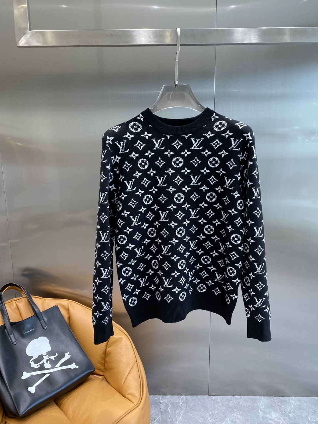 《𝙉𝙚𝙬🤍🖤驴家》秋冬经典男士针织长袖圆领套头毛衣 这款针织衫向经典图案致敬。采用棉质平纹针织面料精心制