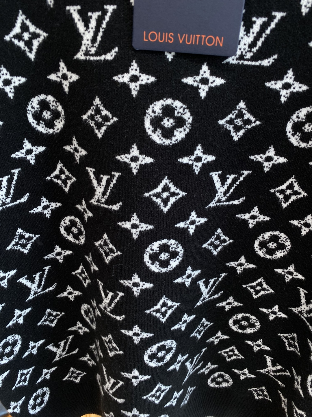 《𝙉𝙚𝙬🤍🖤驴家》秋冬经典男士针织长袖圆领套头毛衣 这款针织衫向经典图案致敬。采用棉质平纹针织面料精心制