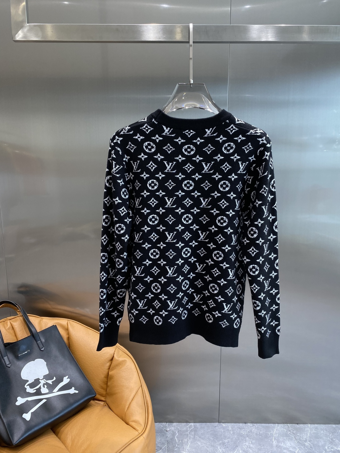 《𝙉𝙚𝙬🤍🖤驴家》秋冬经典男士针织长袖圆领套头毛衣 这款针织衫向经典图案致敬。采用棉质平纹针织面料精心制