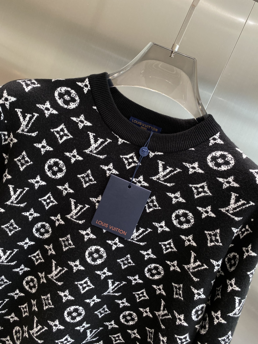 《𝙉𝙚𝙬🤍🖤驴家》秋冬经典男士针织长袖圆领套头毛衣 这款针织衫向经典图案致敬。采用棉质平纹针织面料精心制