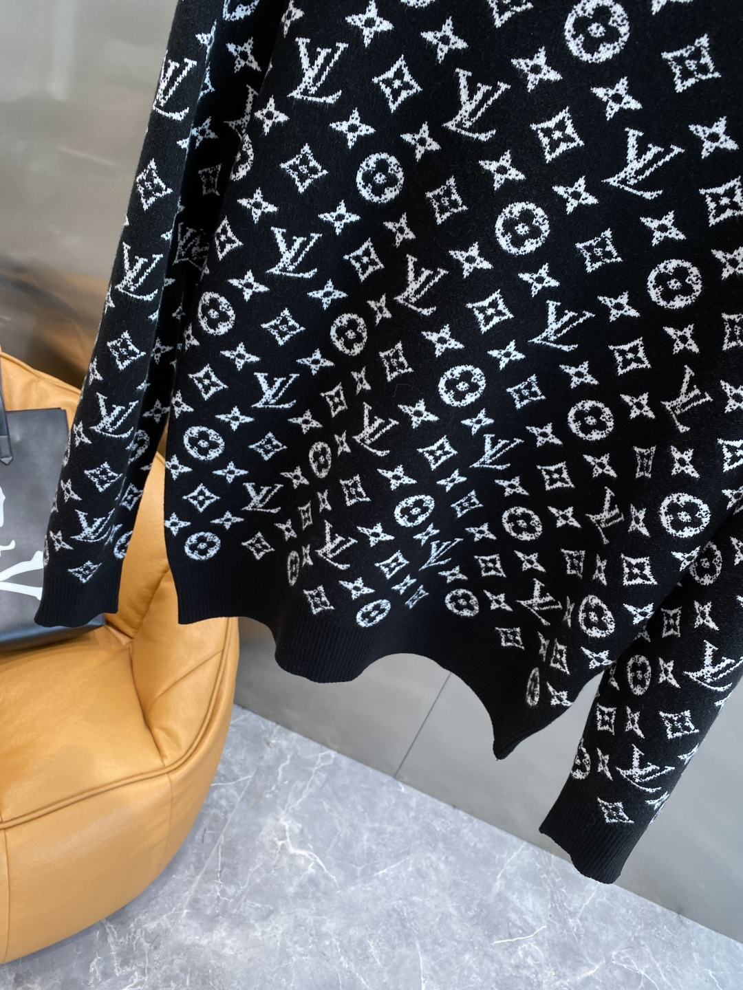 《𝙉𝙚𝙬🤍🖤驴家》秋冬经典男士针织长袖圆领套头毛衣 这款针织衫向经典图案致敬。采用棉质平纹针织面料精心制