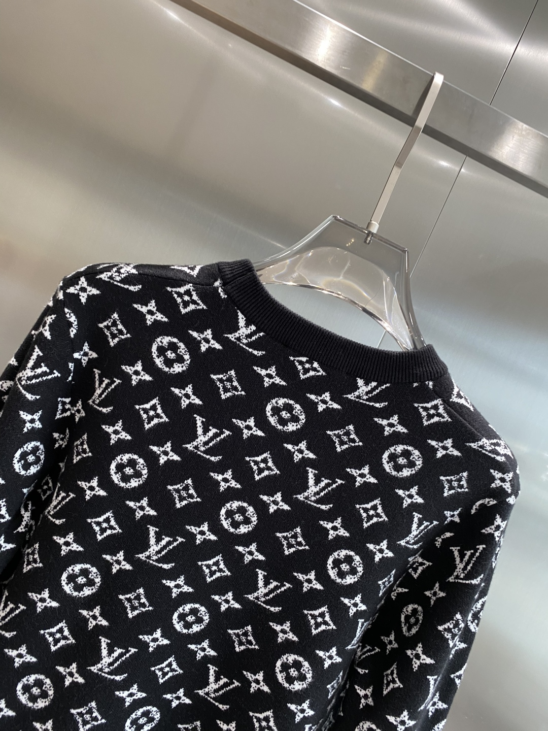 《𝙉𝙚𝙬🤍🖤驴家》秋冬经典男士针织长袖圆领套头毛衣 这款针织衫向经典图案致敬。采用棉质平纹针织面料精心制