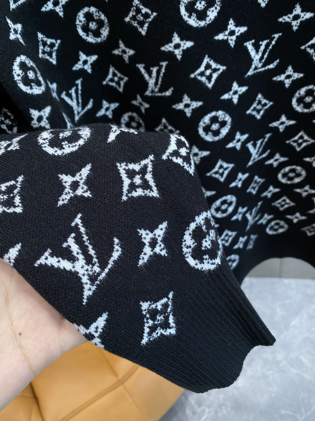 《𝙉𝙚𝙬🤍🖤驴家》秋冬经典男士针织长袖圆领套头毛衣 这款针织衫向经典图案致敬。采用棉质平纹针织面料精心制