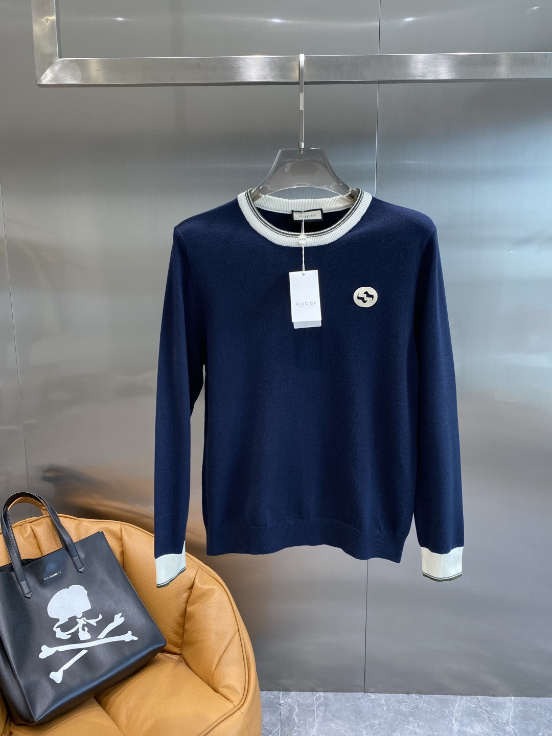 《𝙉𝙚𝙬🤍🖤古家》秋冬经典男士针织长袖圆领套头毛衣 这款针织衫向经典图案致敬。采用棉质平纹针织面料精心制