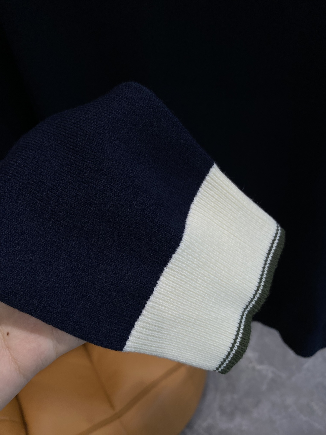 《𝙉𝙚𝙬🤍🖤古家》秋冬经典男士针织长袖圆领套头毛衣 这款针织衫向经典图案致敬。采用棉质平纹针织面料精心制