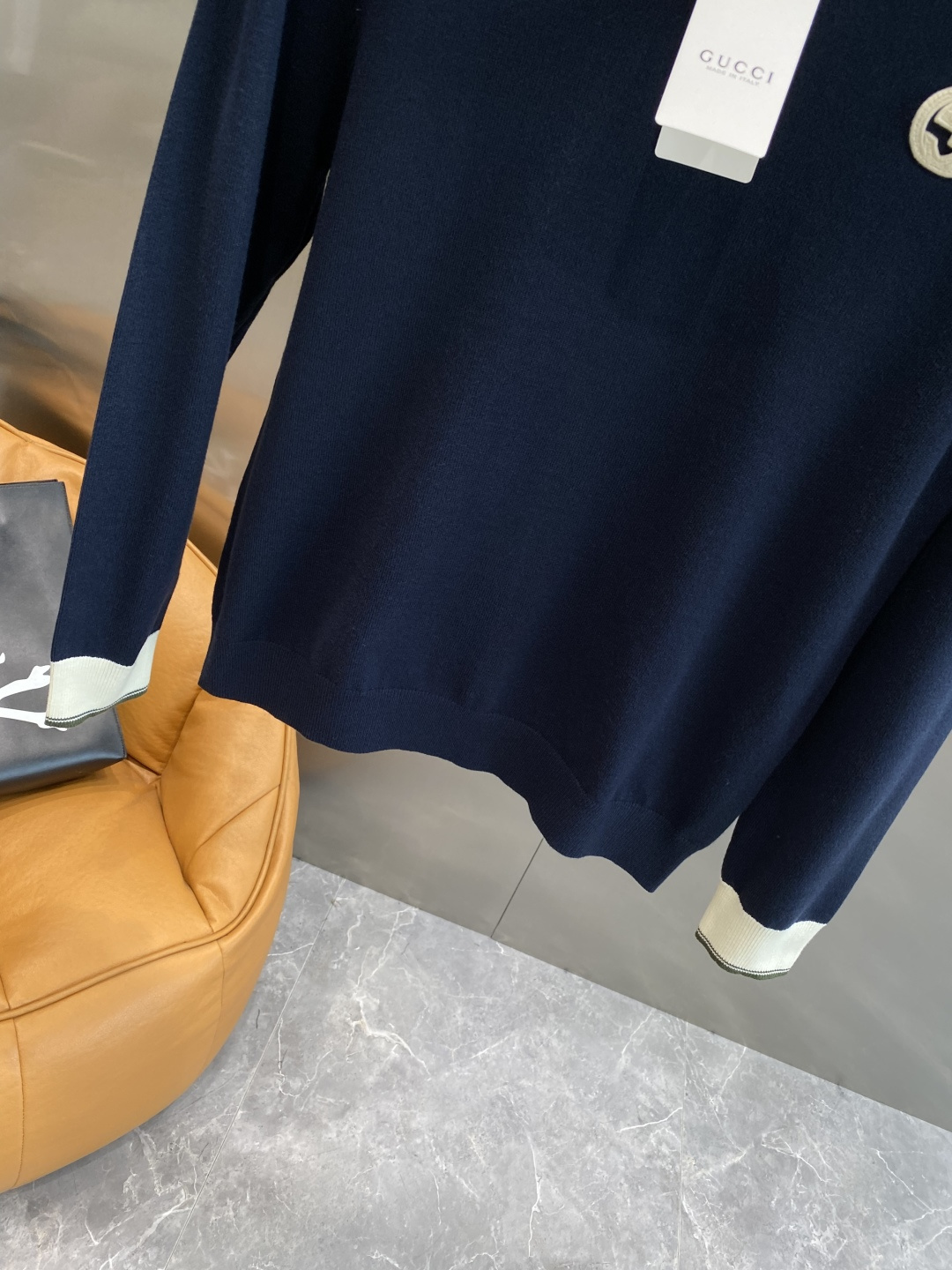 《𝙉𝙚𝙬🤍🖤古家》秋冬经典男士针织长袖圆领套头毛衣 这款针织衫向经典图案致敬。采用棉质平纹针织面料精心制