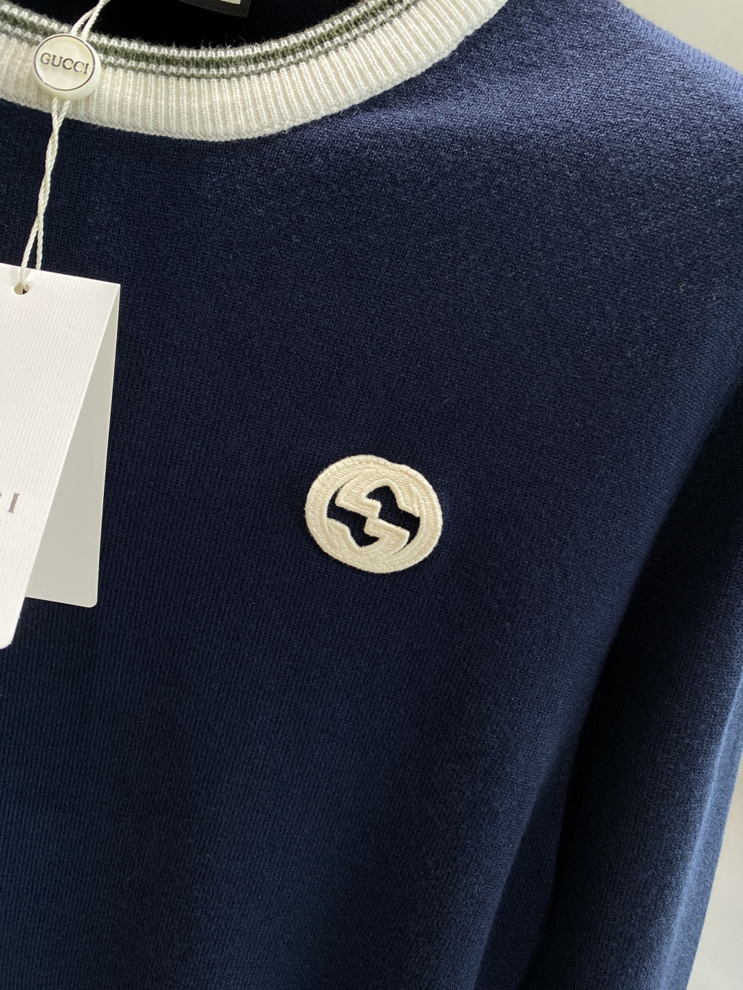 《𝙉𝙚𝙬🤍🖤古家》秋冬经典男士针织长袖圆领套头毛衣 这款针织衫向经典图案致敬。采用棉质平纹针织面料精心制