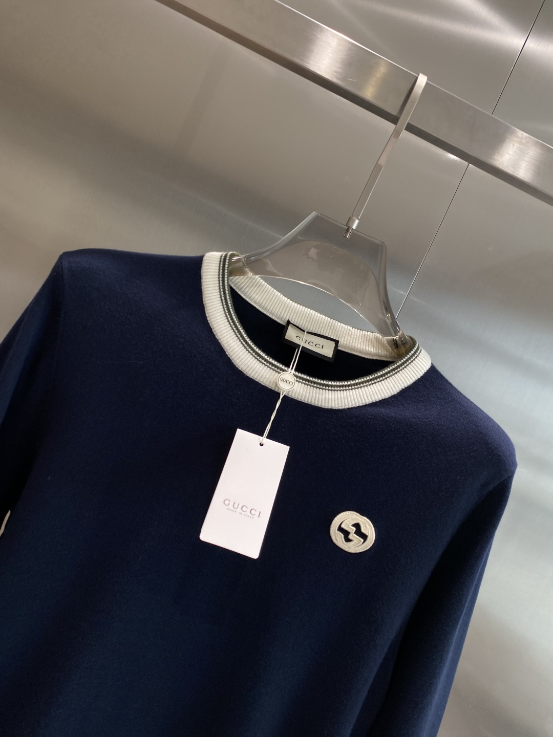 《𝙉𝙚𝙬🤍🖤古家》秋冬经典男士针织长袖圆领套头毛衣 这款针织衫向经典图案致敬。采用棉质平纹针织面料精心制