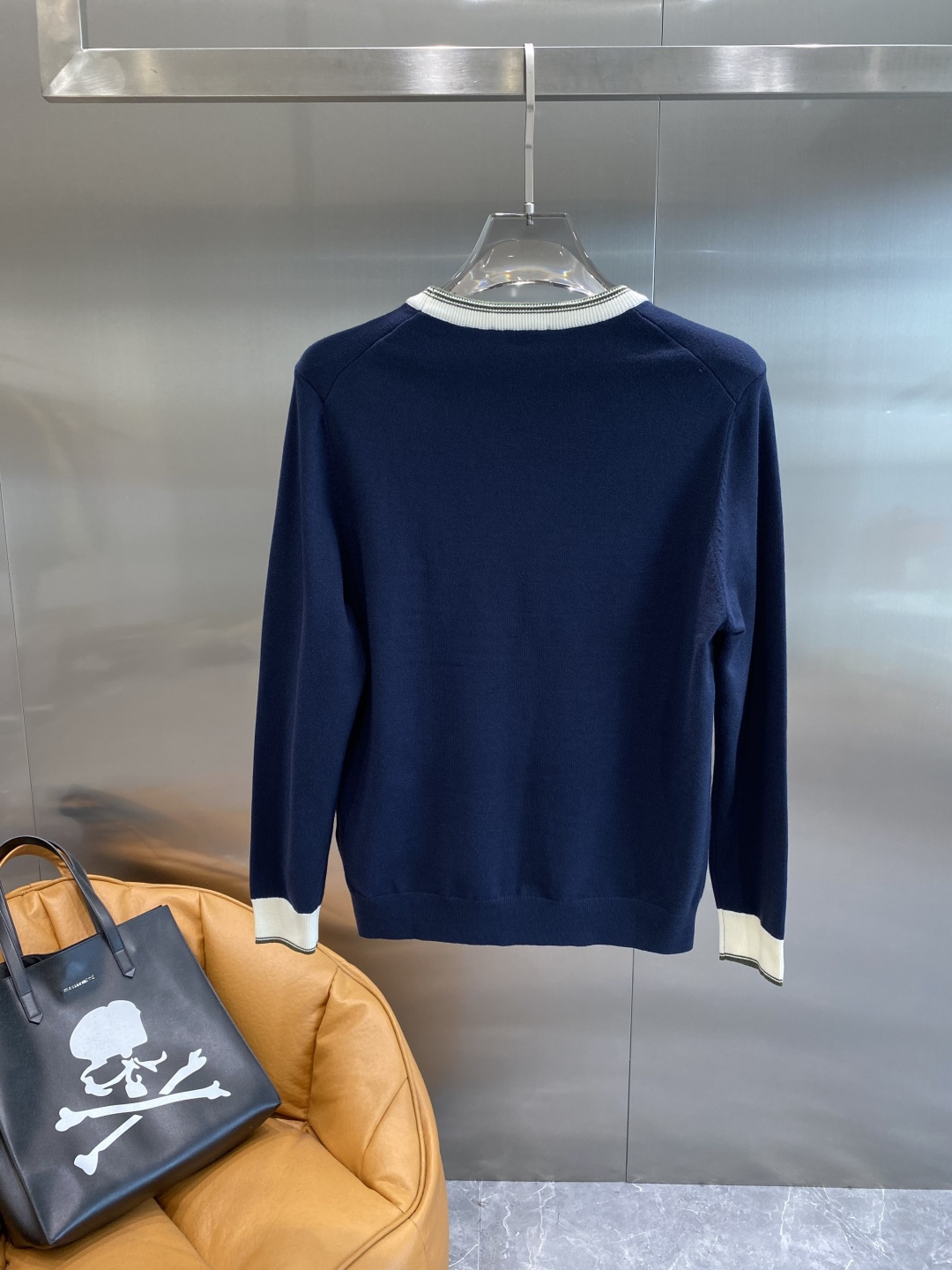 《𝙉𝙚𝙬🤍🖤古家》秋冬经典男士针织长袖圆领套头毛衣 这款针织衫向经典图案致敬。采用棉质平纹针织面料精心制