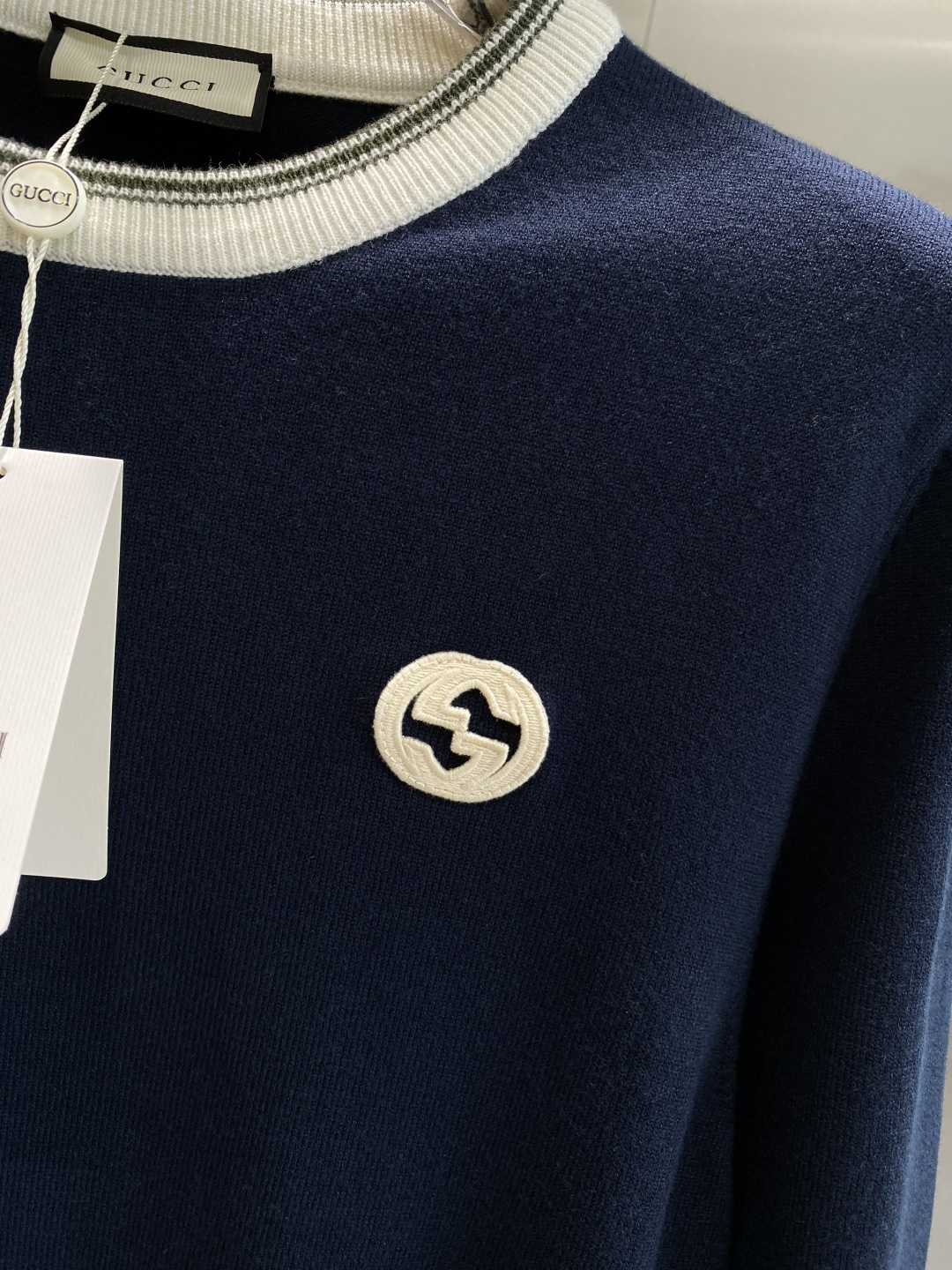 《𝙉𝙚𝙬🤍🖤古家》秋冬经典男士针织长袖圆领套头毛衣 这款针织衫向经典图案致敬。采用棉质平纹针织面料精心制