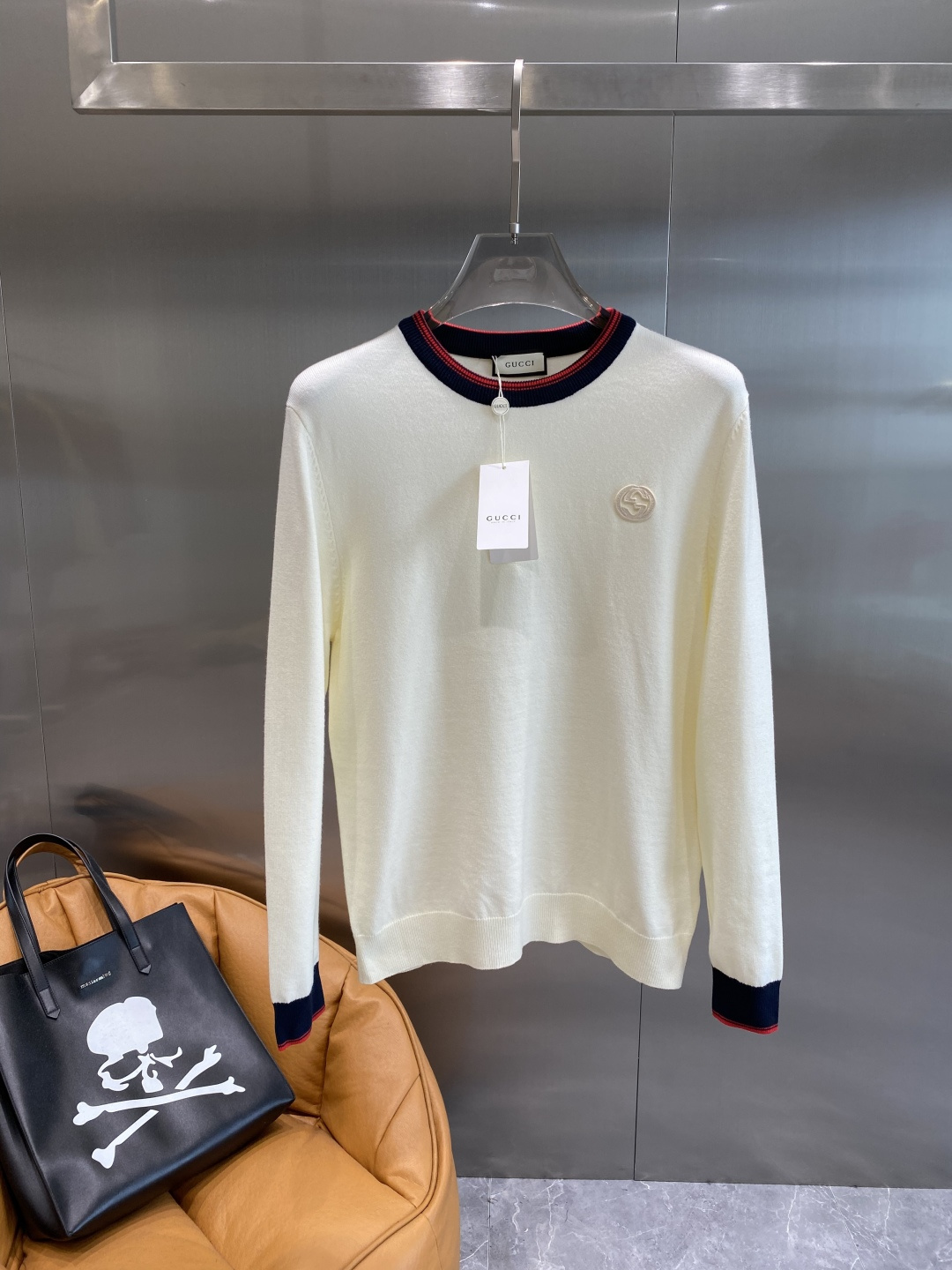 《𝙉𝙚𝙬🤍🖤古家》秋冬经典男士针织长袖圆领套头毛衣 这款针织衫向经典图案致敬。采用棉质平纹针织面料精心制