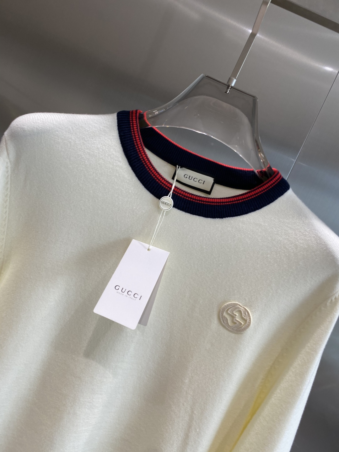 《𝙉𝙚𝙬🤍🖤古家》秋冬经典男士针织长袖圆领套头毛衣 这款针织衫向经典图案致敬。采用棉质平纹针织面料精心制