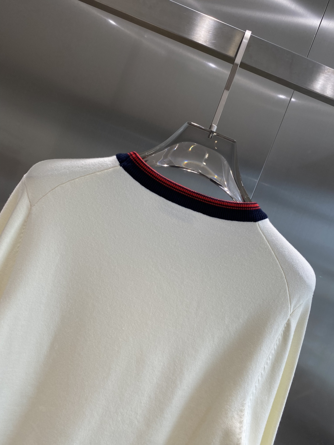 《𝙉𝙚𝙬🤍🖤古家》秋冬经典男士针织长袖圆领套头毛衣 这款针织衫向经典图案致敬。采用棉质平纹针织面料精心制