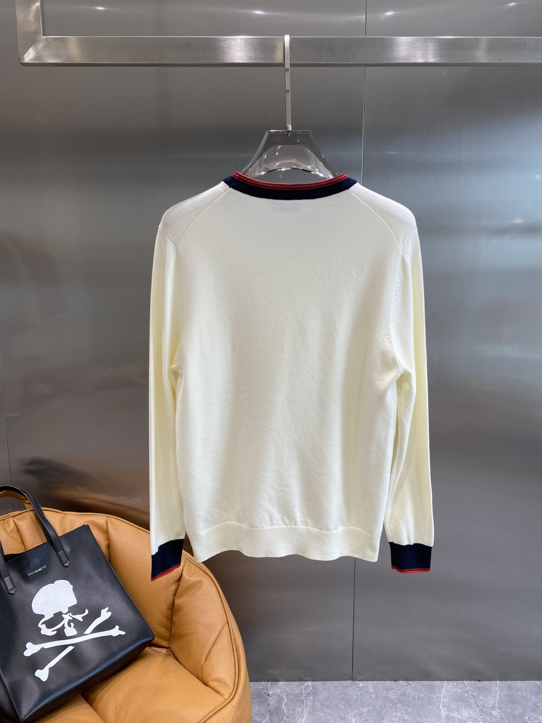 《𝙉𝙚𝙬🤍🖤古家》秋冬经典男士针织长袖圆领套头毛衣 这款针织衫向经典图案致敬。采用棉质平纹针织面料精心制