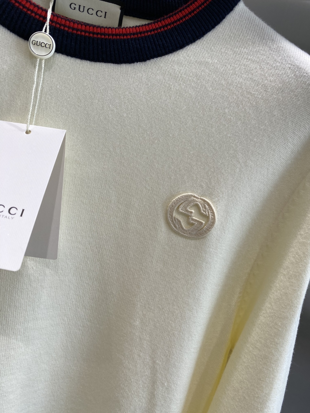 《𝙉𝙚𝙬🤍🖤古家》秋冬经典男士针织长袖圆领套头毛衣 这款针织衫向经典图案致敬。采用棉质平纹针织面料精心制