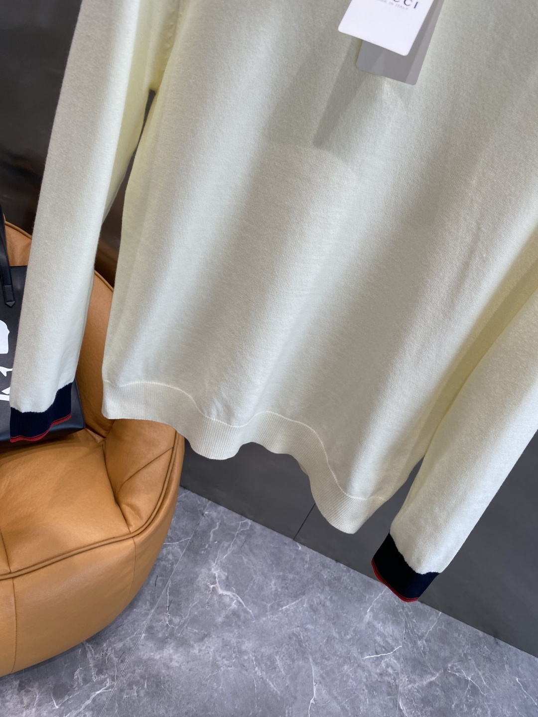 《𝙉𝙚𝙬🤍🖤古家》秋冬经典男士针织长袖圆领套头毛衣 这款针织衫向经典图案致敬。采用棉质平纹针织面料精心制