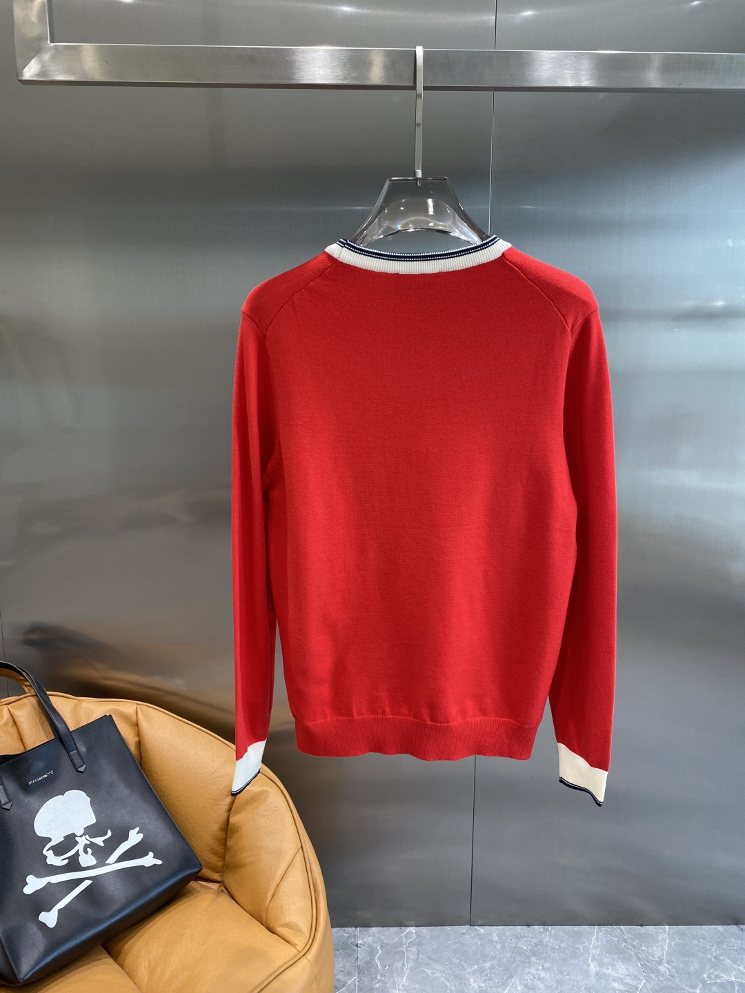 《𝙉𝙚𝙬🤍🖤古家》秋冬经典男士针织长袖圆领套头毛衣 这款针织衫向经典图案致敬。采用棉质平纹针织面料精心制