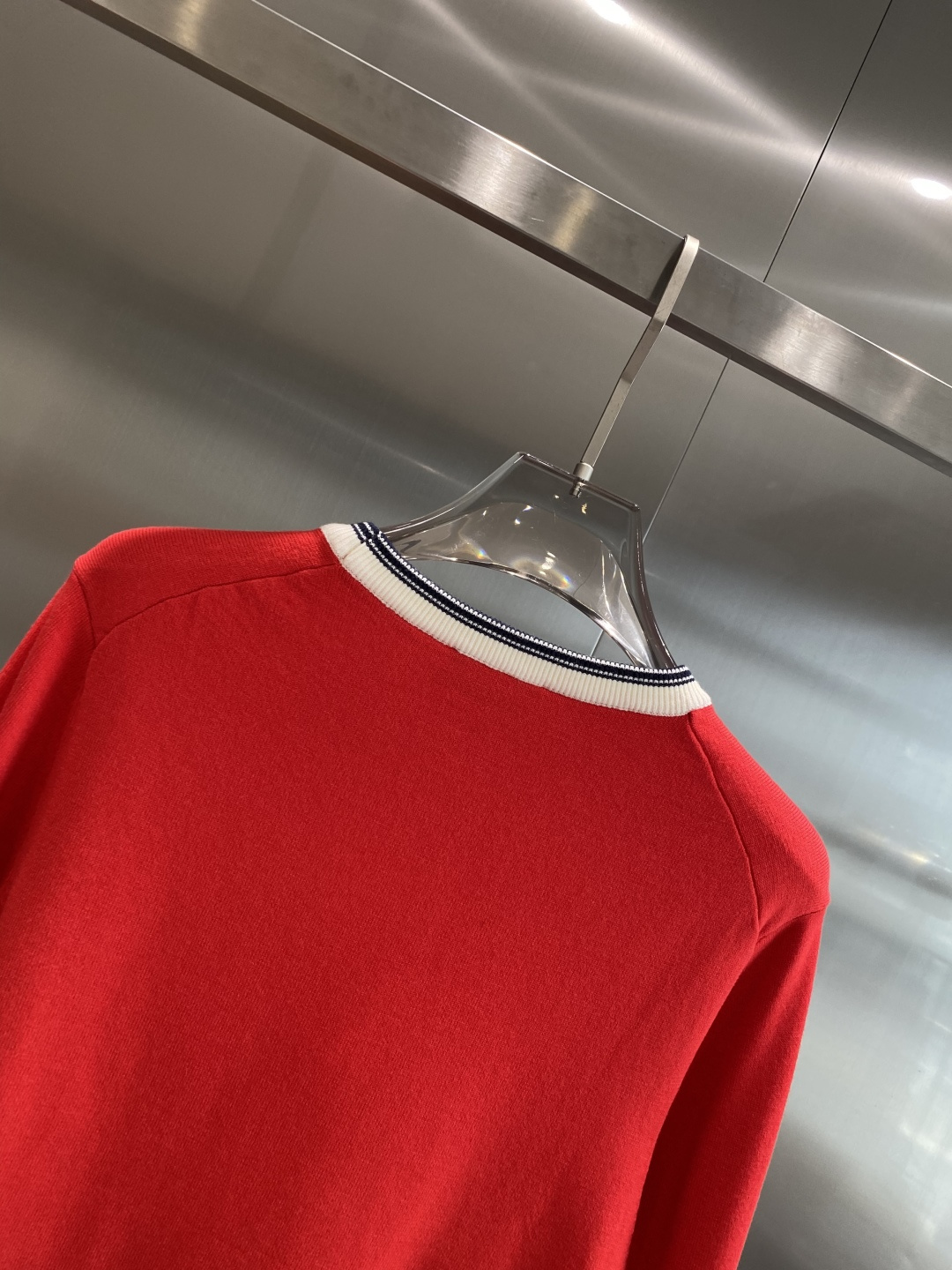 《𝙉𝙚𝙬🤍🖤古家》秋冬经典男士针织长袖圆领套头毛衣 这款针织衫向经典图案致敬。采用棉质平纹针织面料精心制