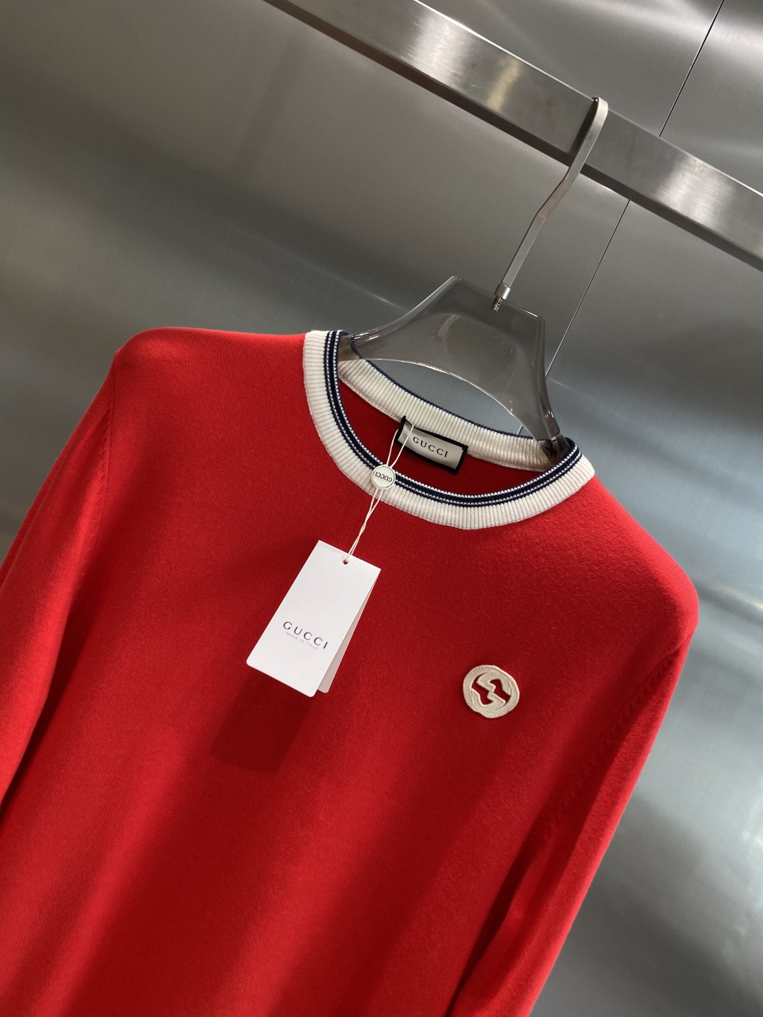 《𝙉𝙚𝙬🤍🖤古家》秋冬经典男士针织长袖圆领套头毛衣 这款针织衫向经典图案致敬。采用棉质平纹针织面料精心制