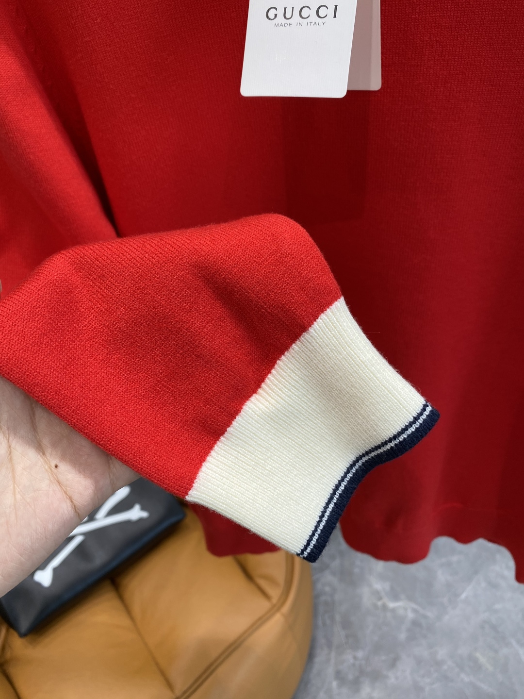 《𝙉𝙚𝙬🤍🖤古家》秋冬经典男士针织长袖圆领套头毛衣 这款针织衫向经典图案致敬。采用棉质平纹针织面料精心制