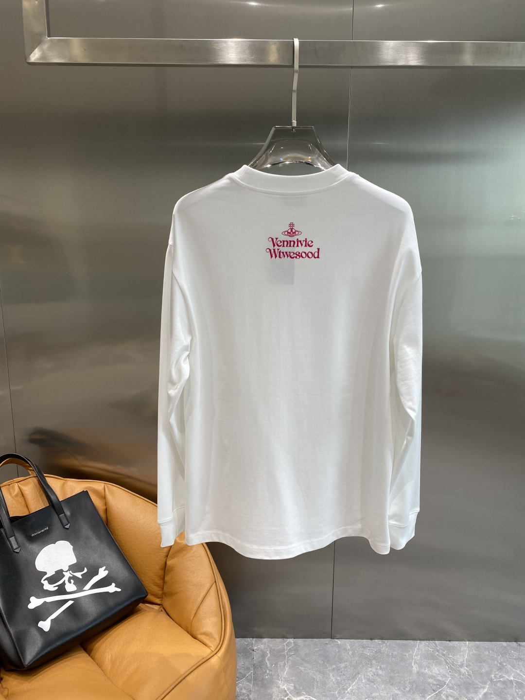 《𝙉𝙚𝙬🤍🖤西太家》2025秋冬专柜新款 时尚休闲打底衫长袖T恤，精选进口高密度双面拉架棉面料，精致原版