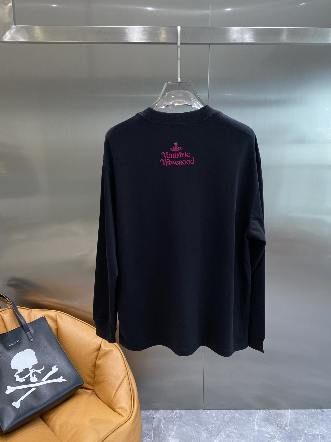 《𝙉𝙚𝙬🤍🖤西太家》2025秋冬专柜新款 时尚休闲打底衫长袖T恤，精选进口高密度双面拉架棉面料，精致原版