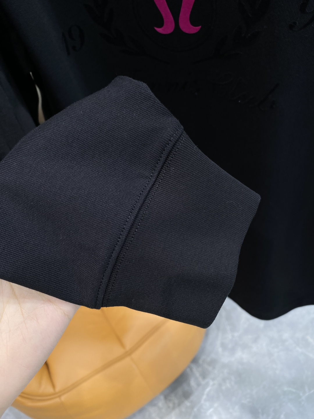 《𝙉𝙚𝙬🤍🖤露露家》2025秋冬专柜新款 时尚休闲打底衫长袖T恤，精选进口高密度双面拉架棉面料，精致原版