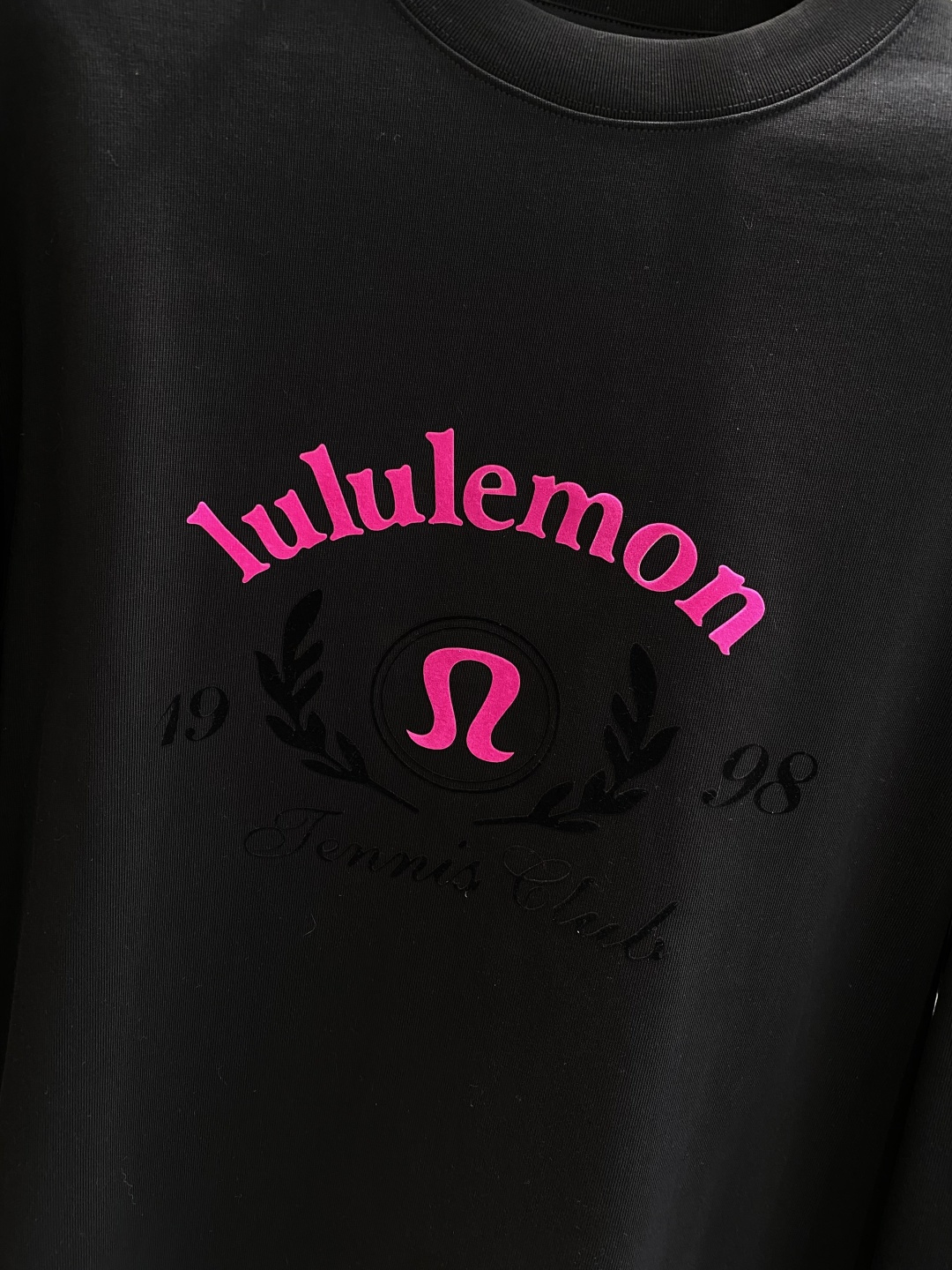 《𝙉𝙚𝙬🤍🖤露露家》2025秋冬专柜新款 时尚休闲打底衫长袖T恤，精选进口高密度双面拉架棉面料，精致原版