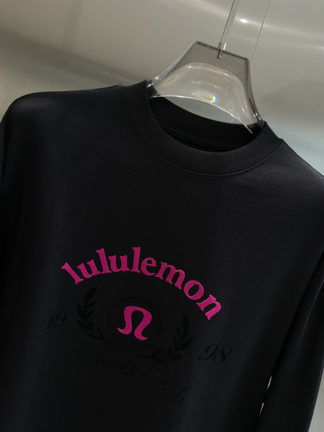 《𝙉𝙚𝙬🤍🖤露露家》2025秋冬专柜新款 时尚休闲打底衫长袖T恤，精选进口高密度双面拉架棉面料，精致原版