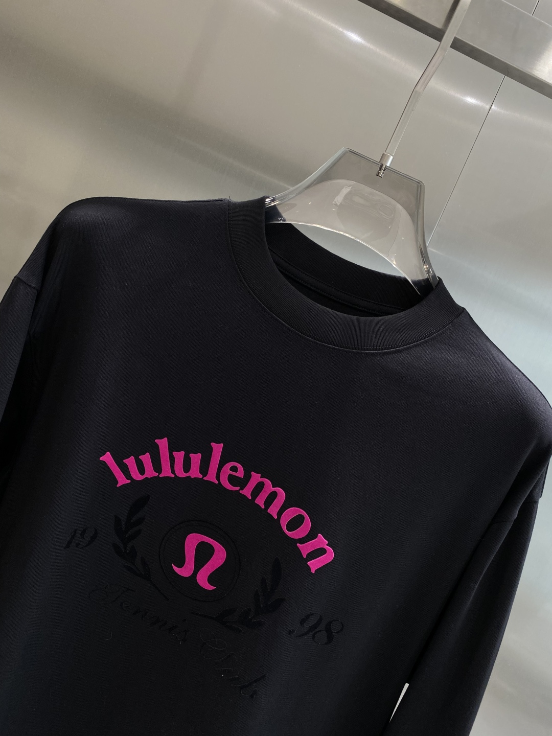 《𝙉𝙚𝙬🤍🖤露露家》2025秋冬专柜新款 时尚休闲打底衫长袖T恤，精选进口高密度双面拉架棉面料，精致原版