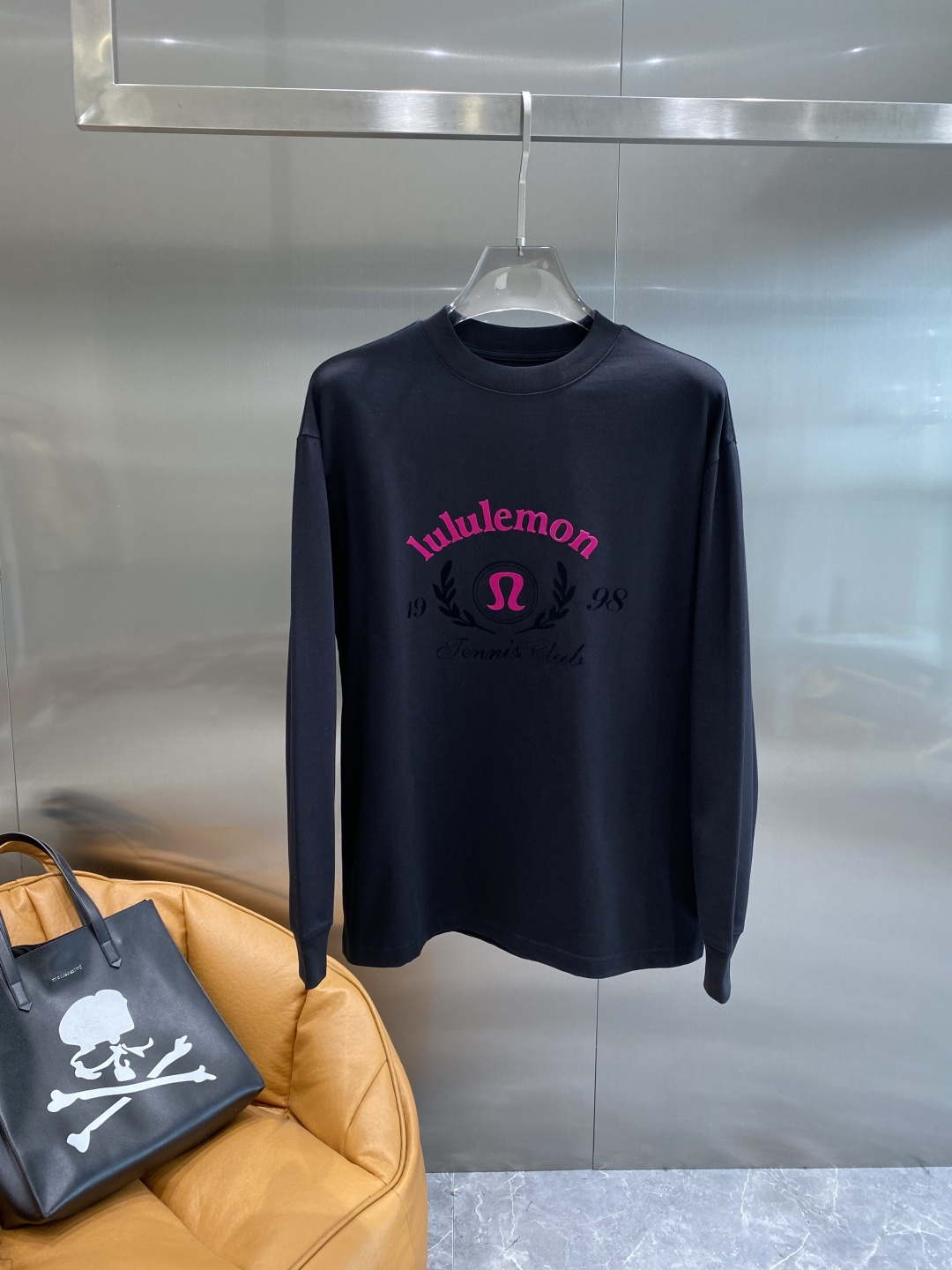 《𝙉𝙚𝙬🤍🖤露露家》2025秋冬专柜新款 时尚休闲打底衫长袖T恤，精选进口高密度双面拉架棉面料，精致原版