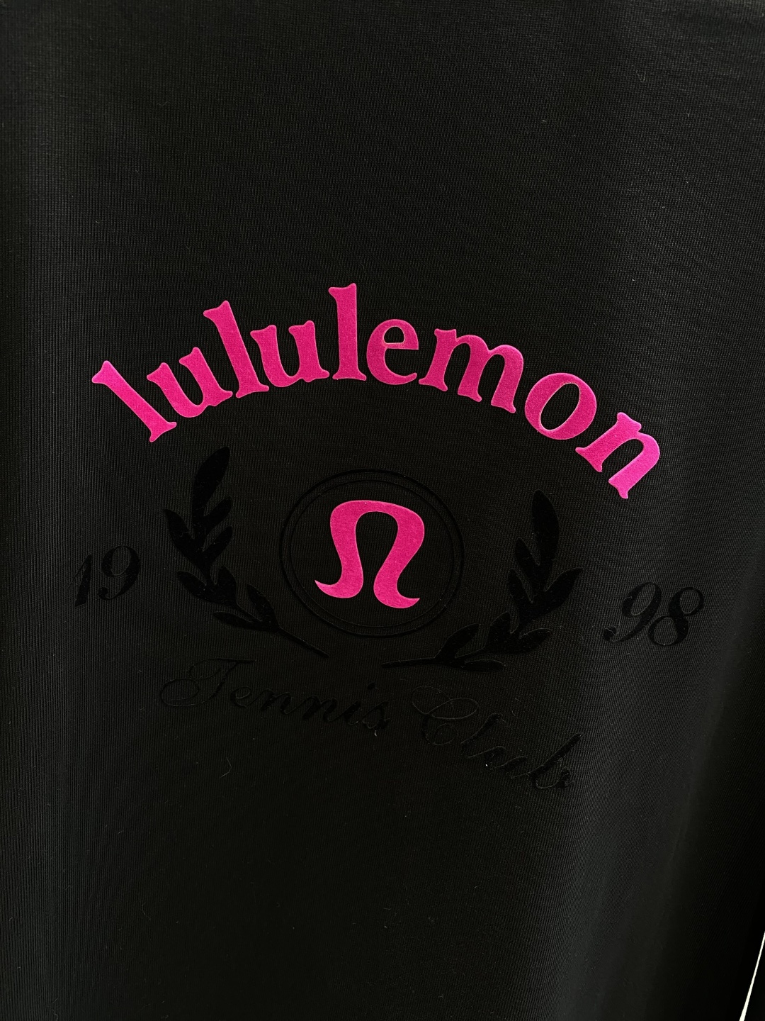 《𝙉𝙚𝙬🤍🖤露露家》2025秋冬专柜新款 时尚休闲打底衫长袖T恤，精选进口高密度双面拉架棉面料，精致原版