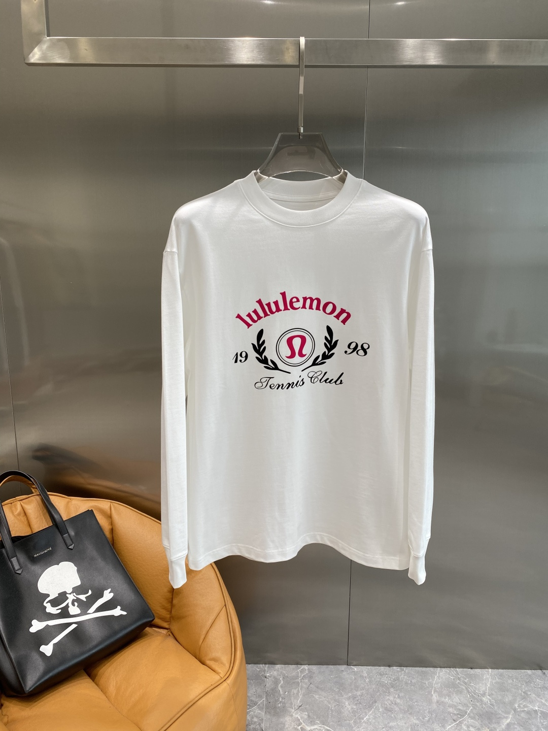 《𝙉𝙚𝙬🤍🖤露露家》2025秋冬专柜新款 时尚休闲打底衫长袖T恤，精选进口高密度双面拉架棉面料，精致原版