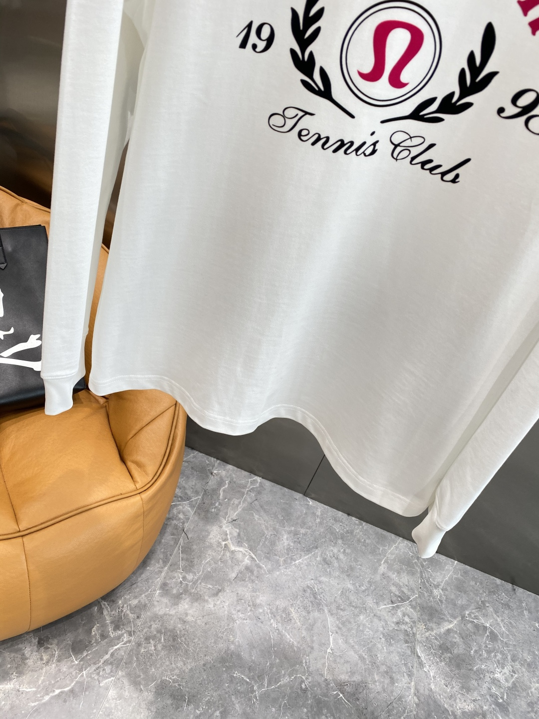 《𝙉𝙚𝙬🤍🖤露露家》2025秋冬专柜新款 时尚休闲打底衫长袖T恤，精选进口高密度双面拉架棉面料，精致原版