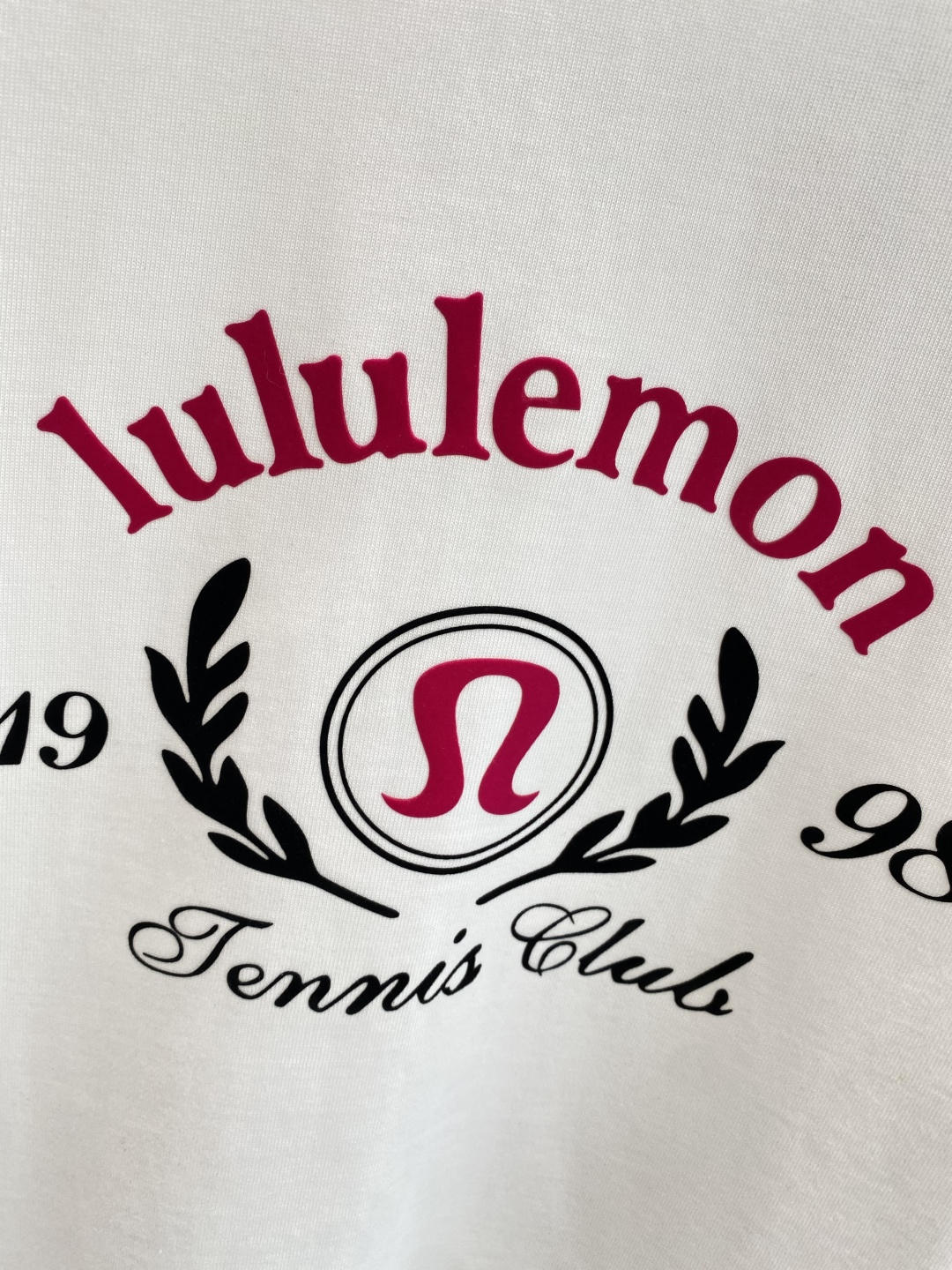 《𝙉𝙚𝙬🤍🖤露露家》2025秋冬专柜新款 时尚休闲打底衫长袖T恤，精选进口高密度双面拉架棉面料，精致原版