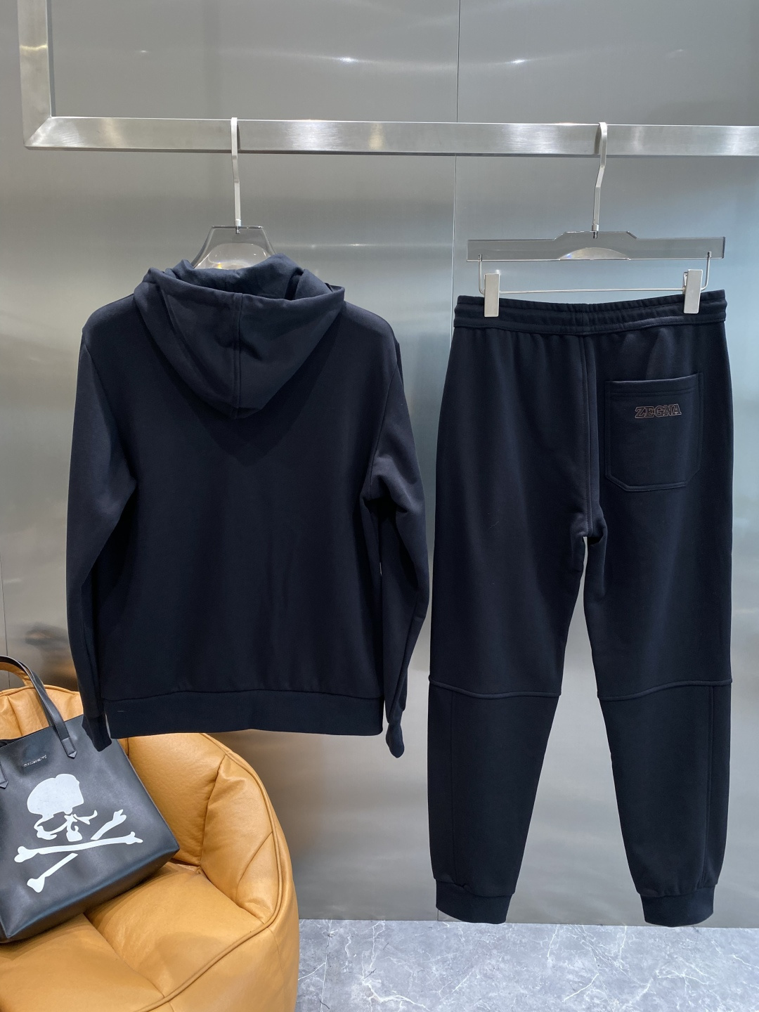 《𝙉𝙚𝙬🤍🖤杰尼家》2025秋冬新款套装 走秀款 定制面料 搭配夹克版型设计 非常洋气 版型超好不易褶皱