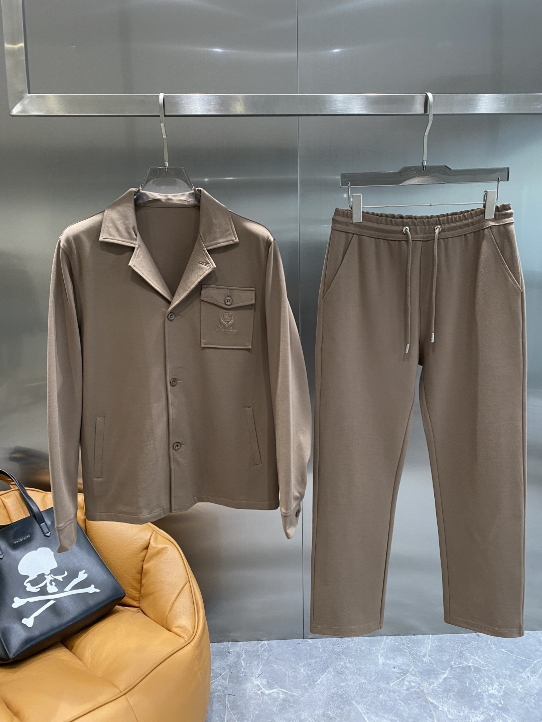 《𝙉𝙚𝙬🤍🖤lP🆕家》2025秋冬新款套装 走秀款 定制面料 搭配夹克版型设计 非常洋气 版型超好不易褶