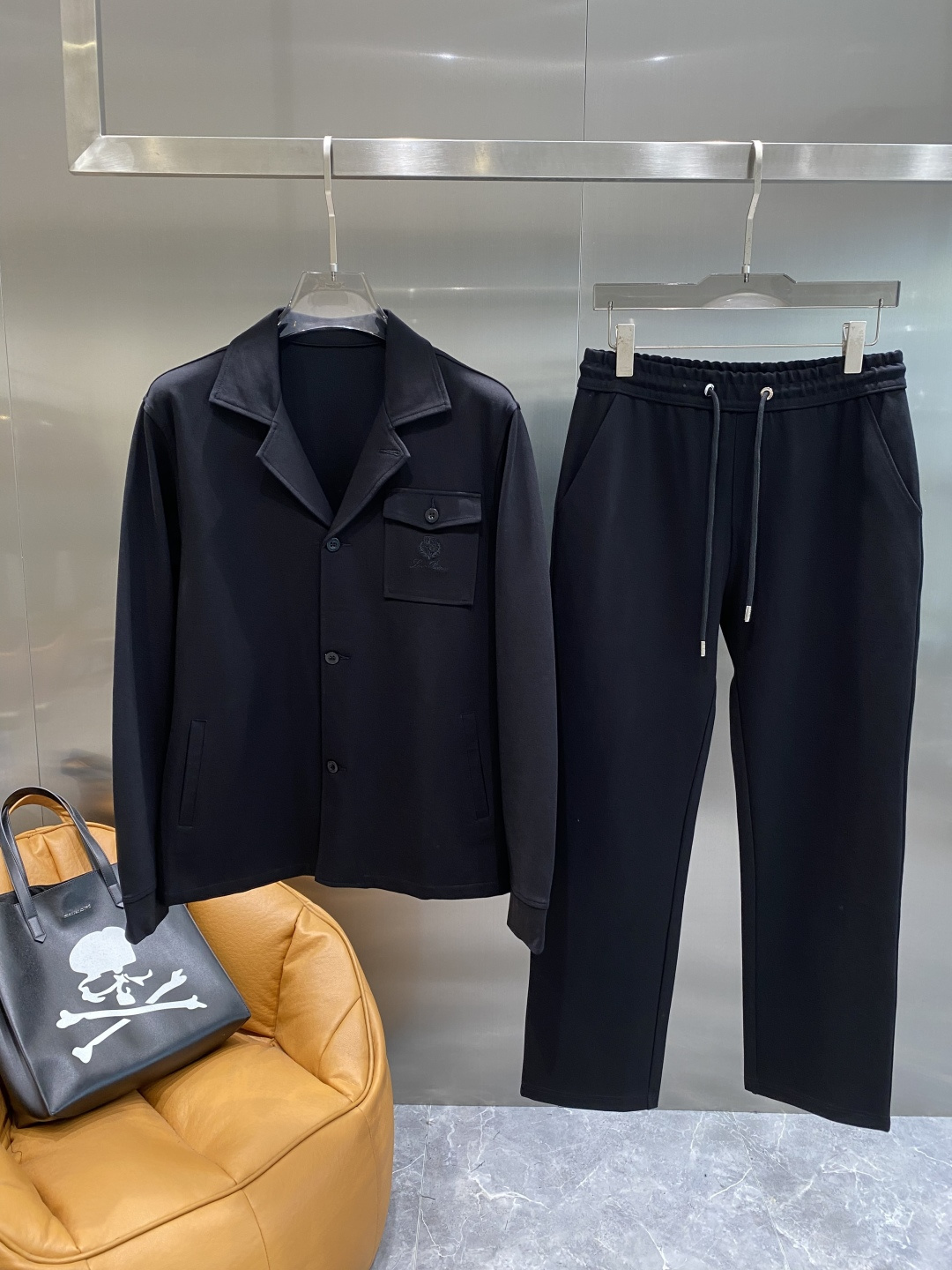 《𝙉𝙚𝙬🤍🖤lP🆕家》2025秋冬新款套装 走秀款 定制面料 搭配夹克版型设计 非常洋气 版型超好不易褶