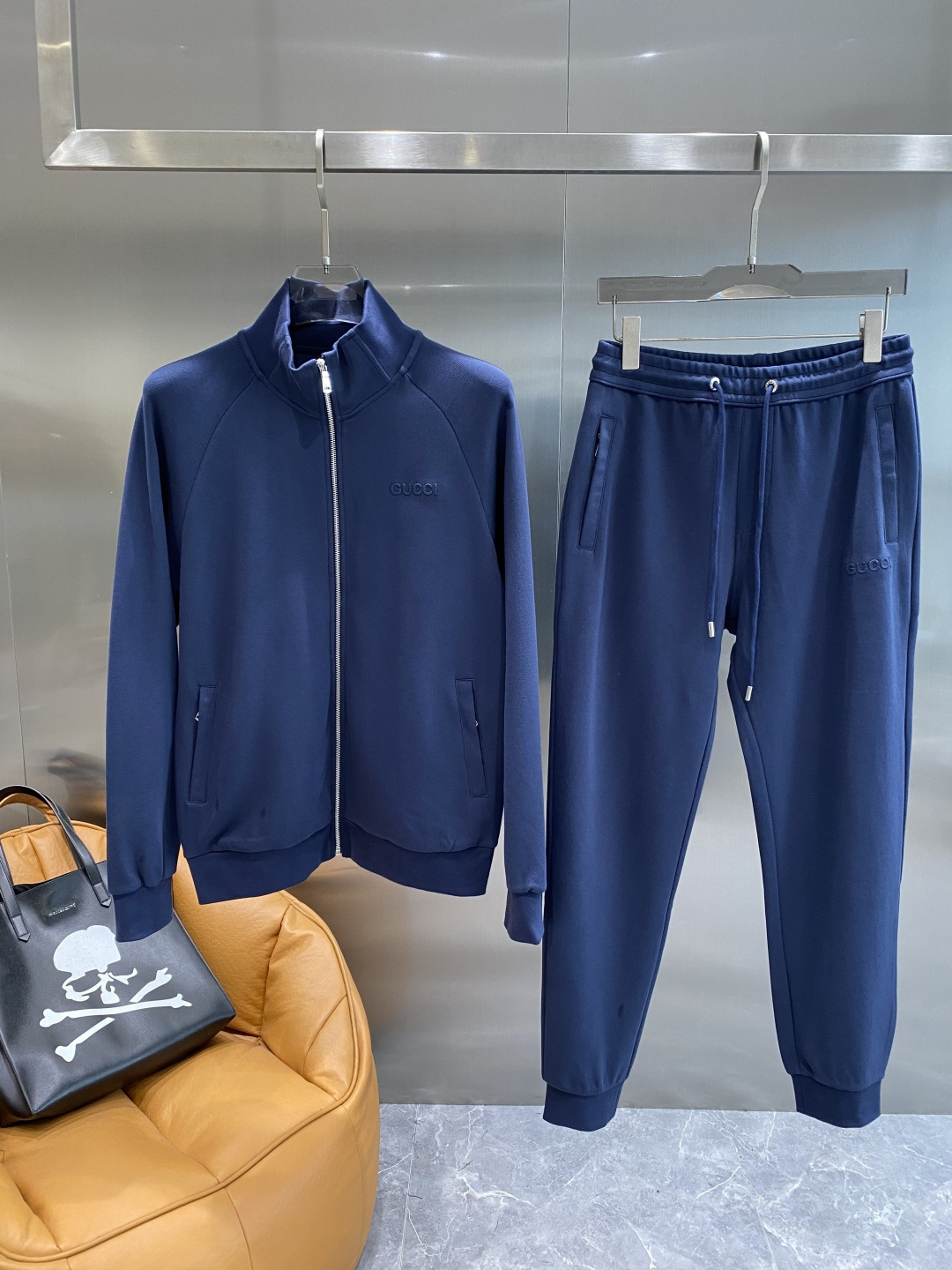 《𝙉𝙚𝙬🤍🖤古家》2025秋冬最新品套装-同步有售，原单狠货休闲时尚套装，上身很有特点！吸睛而有亮点，进