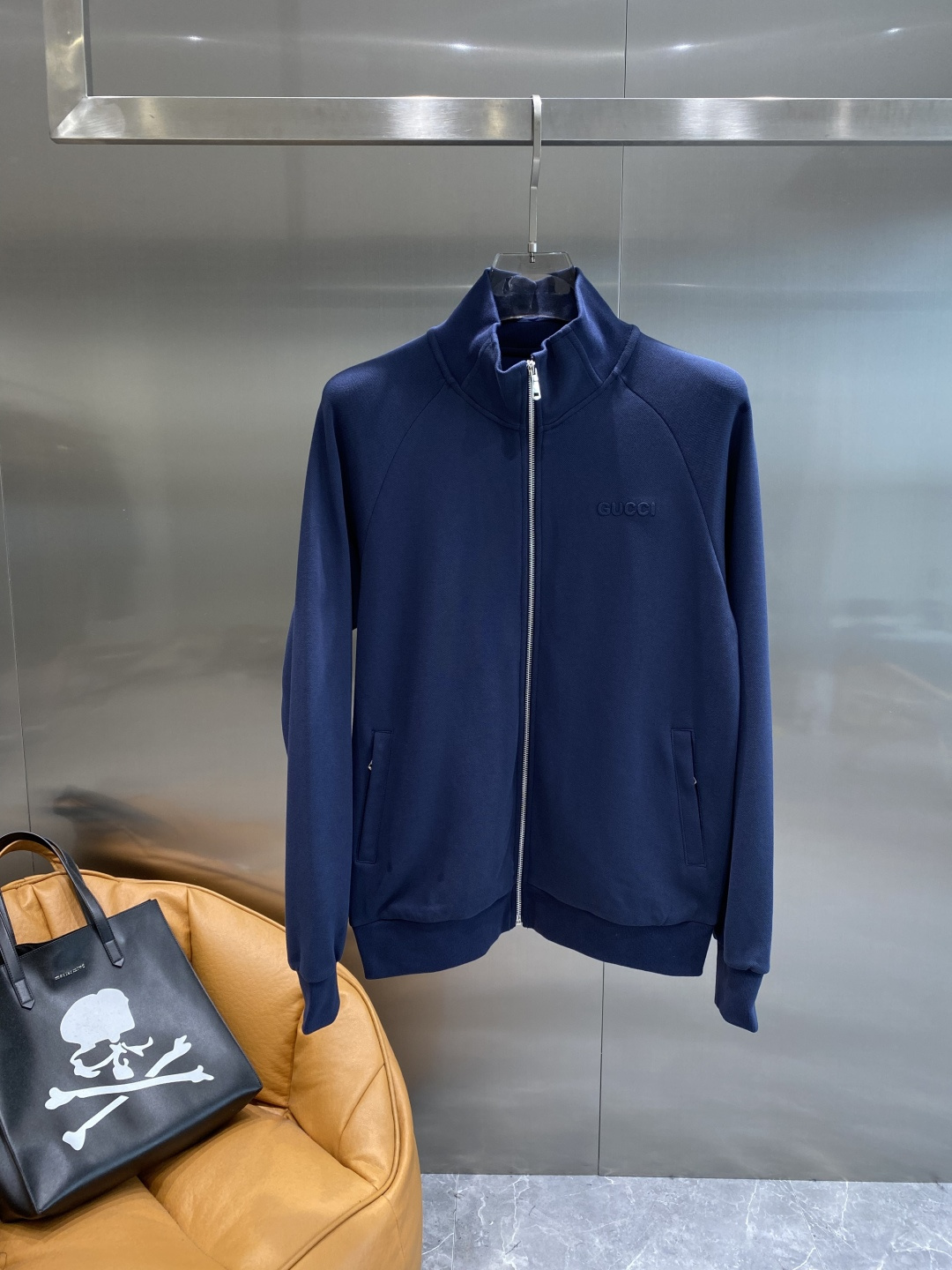 《𝙉𝙚𝙬🤍🖤古家》2025秋冬最新品套装-同步有售，原单狠货休闲时尚套装，上身很有特点！吸睛而有亮点，进