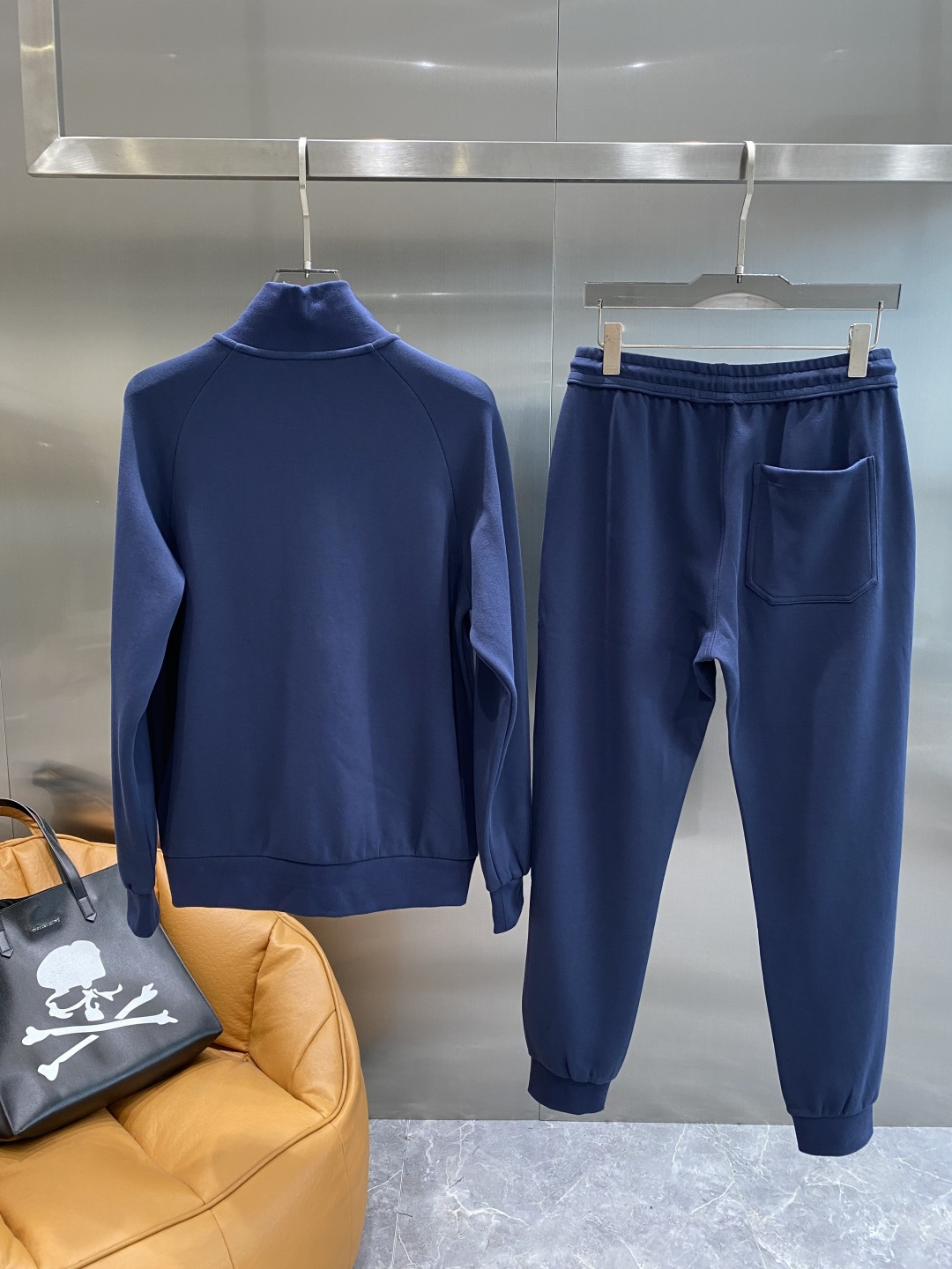 《𝙉𝙚𝙬🤍🖤古家》2025秋冬最新品套装-同步有售，原单狠货休闲时尚套装，上身很有特点！吸睛而有亮点，进