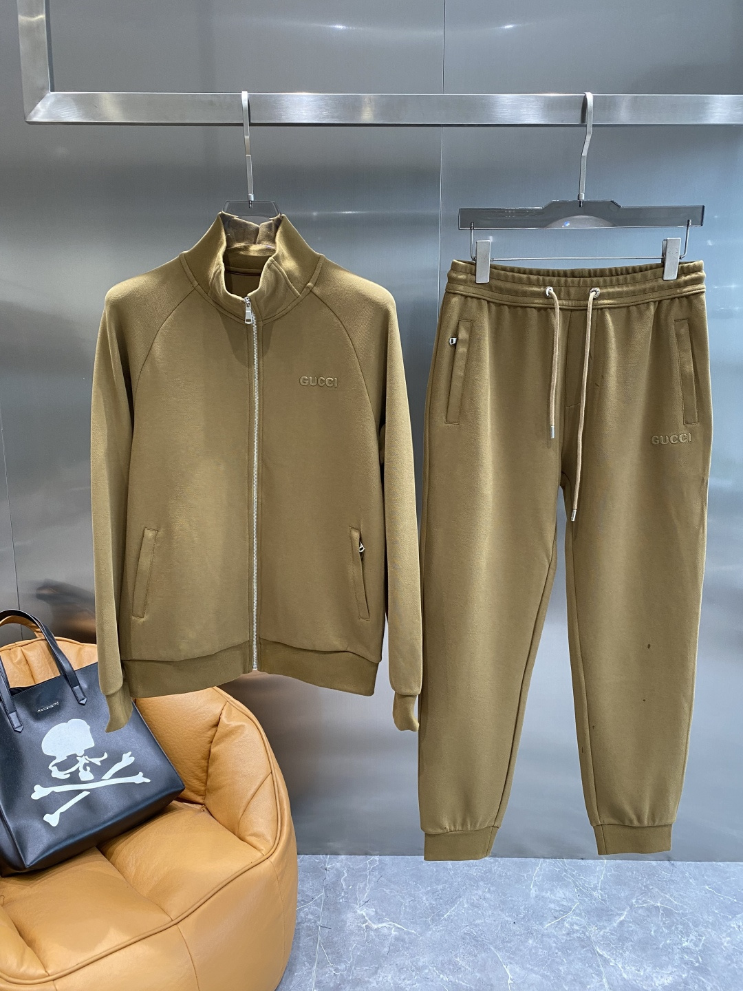 《𝙉𝙚𝙬🤍🖤古家》2025秋冬最新品套装-同步有售，原单狠货休闲时尚套装，上身很有特点！吸睛而有亮点，进